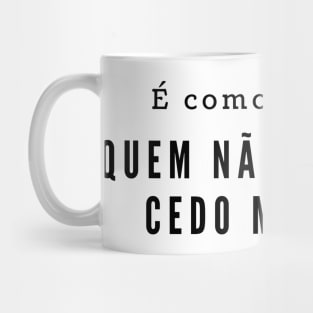 Quem não tem cão, cedo madruga - Retake on classic brazilian proverbs Mug